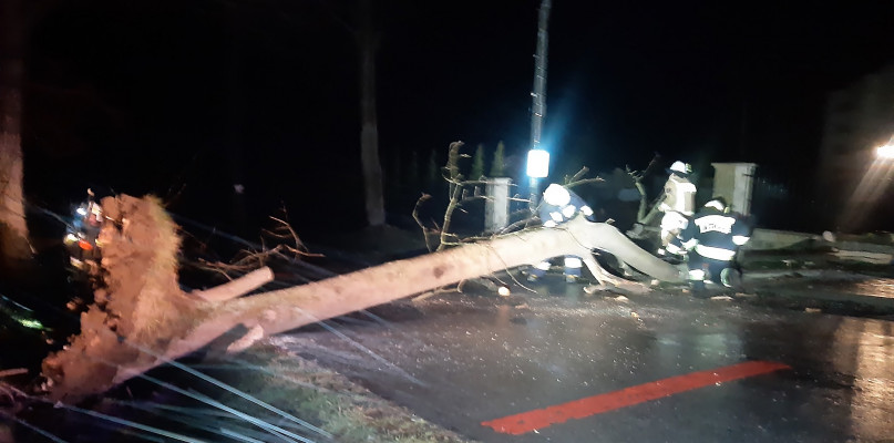 Lipinki, godz. 3.13 w nocy z 23 /24 lutego - strażacy pracują w okolicy Starego Kościoła  / foto: OSP Lipinki