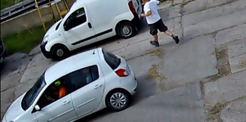 Nagranie z kamer monitoringu jednej z firm w Olsztynie, gdzie oszuści także próbowali sprzedać podrabiany asfalt