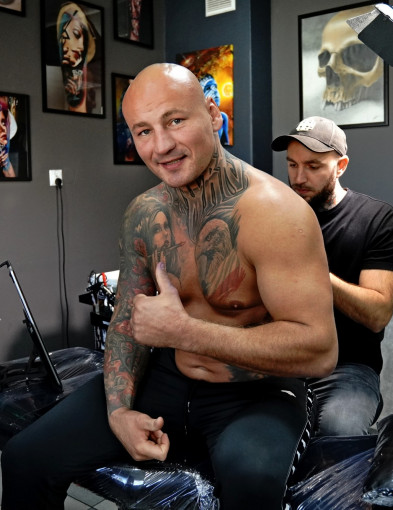 Artur Szpilka przyjechał do Gorlic zrobić sobie tatuaż u Haliego [FOTO] -13080