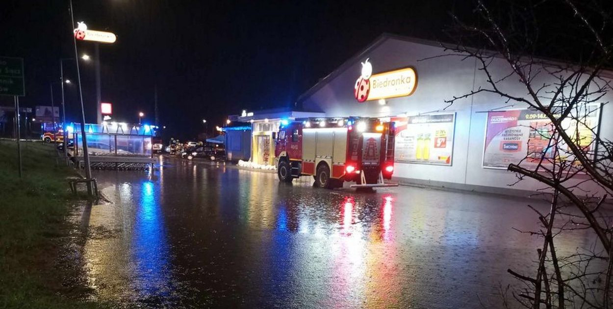 fot. Czytelnik / Alert24 / Woda wdziera się do markety Biedronka w Bieczu