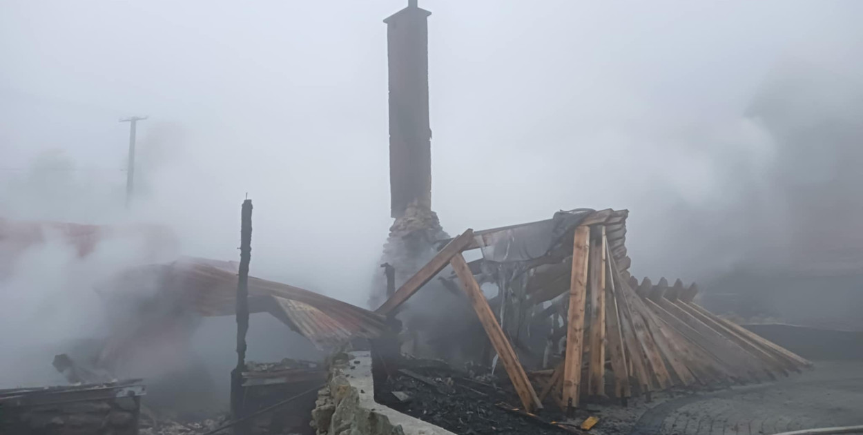 Dogaszanie pogożeliska na Trzech Kopcach w piątkowy poranek. fot. Patryk Rafalski. 