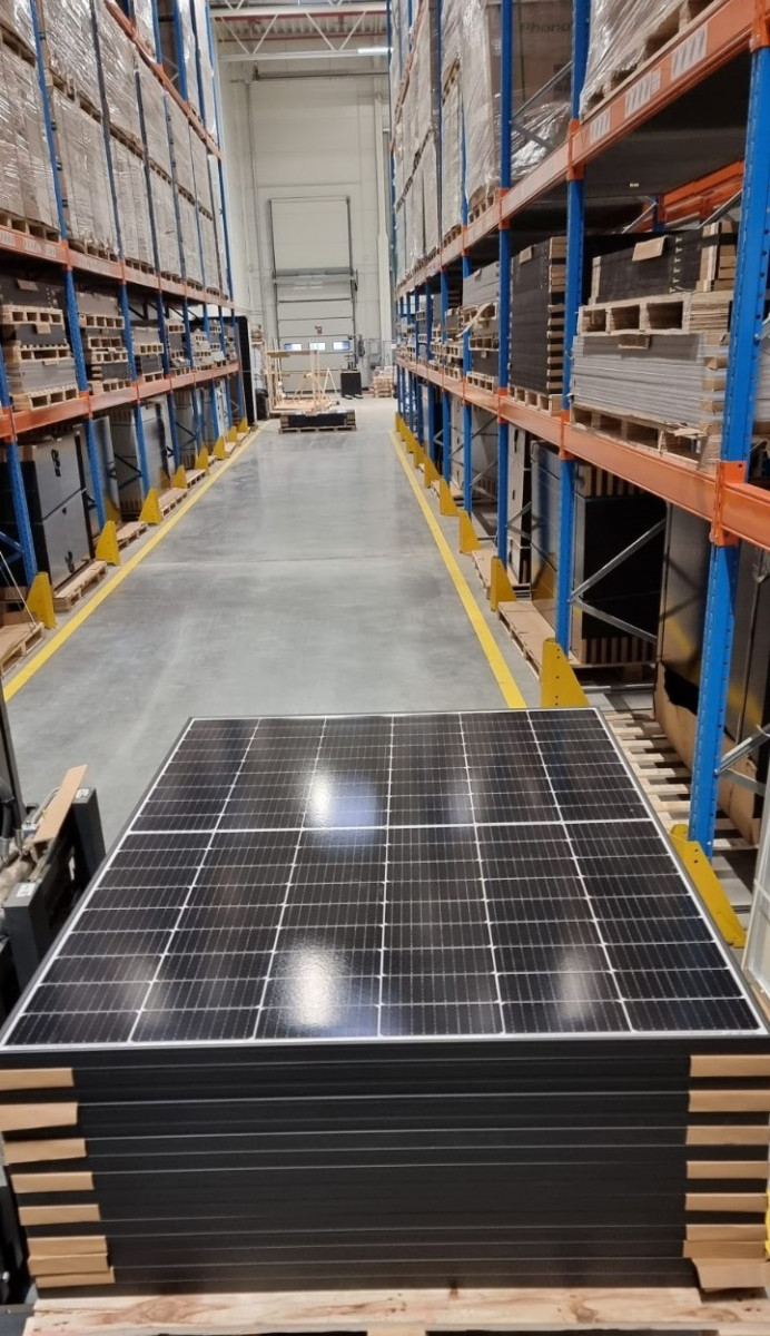 	Hurtownia Fotowoltaiczna oferuje panele, inwertery i magazyny energii, zapewniając kompleksowe rozwiązania dla nowoczesnych instalacji PV.