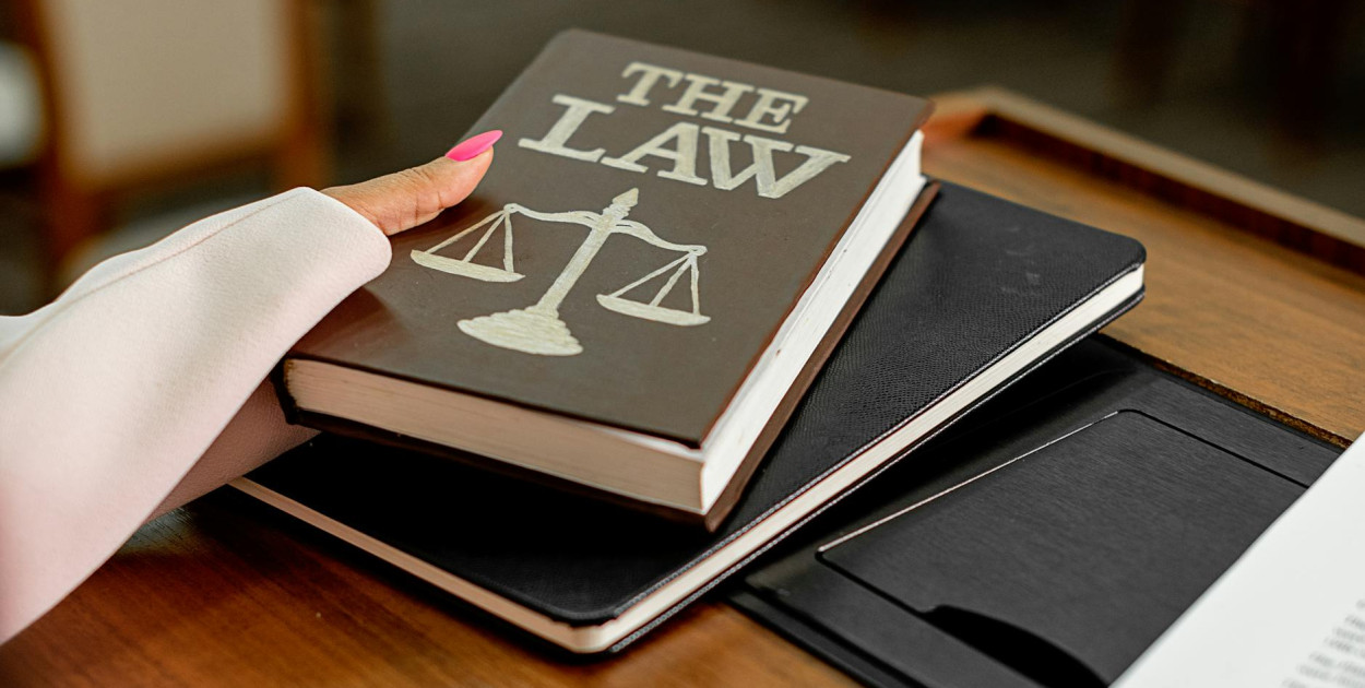  Źródło: pexels.com Licencja: https://www.pexels.com/photo-license/ | Alt: Czy warto zdawać na aplikację radcowską? Odkryj plusy i minusy!