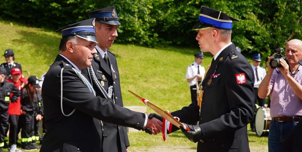 fot. Kacper Drąg / Gorlice24.pl / Henryk Zemankiewicz (Prezes OSP Wapienne) oraz Karol Rachel odbierają wyróżnienie z rąk KP PSP w Gorlicach mł. bryg. Waldemara Kroka