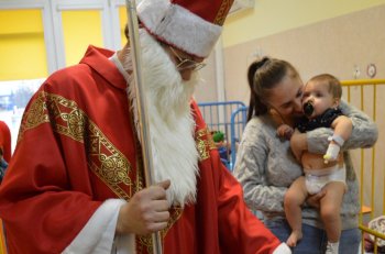 Mikołaj odwiedził pacjentów oddziału dziecięcego-1975