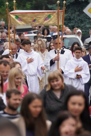 Tłumy na procesji w parafii pw. św. Jadwigi Królowej-2280