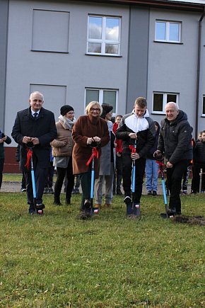 Rozpoczęcie budowy hali sportowej w Ropie 24.11-2837