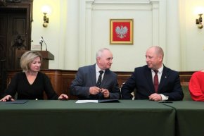 Podpisanie umowy na przebudowę odcinka drogi gminnej w Ropie-3558