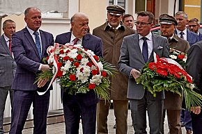 Złożenie wieńców pod tablicą ks. Bronisława Świeykowskiego-5681