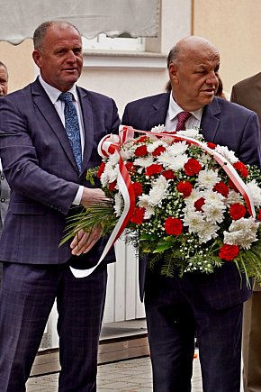 Złożenie wieńców pod tablicą ks. Bronisława Świeykowskiego-5681