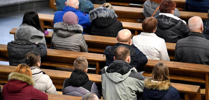 CBOS: w latach 1992–2021 praktyki religijne w grupie 18–24 lata spadły z 69 proc. 