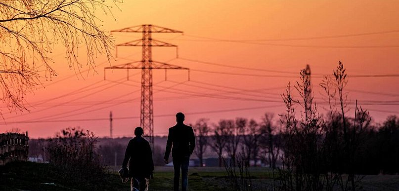 Ekspert wyjaśnia, dlaczego po kolacji warto wyjść na spacer