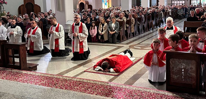 Jezus zmartwychwstał! W kościołach tłumy! [FOTO]