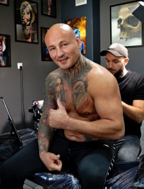 Artur Szpilka przyjechał do Gorlic zrobić sobie tatuaż u Haliego [FOTO] -13080