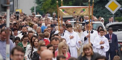 Tłumy na procesji w parafii Św. Jadwigi Królowej [FOTO]-15626