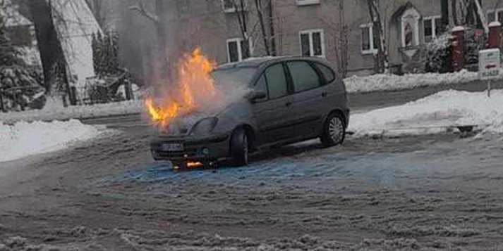 Starszy mężczyzna siedział w płonącym samochodzie. Uratowali go świadkowie! [WIDEO]