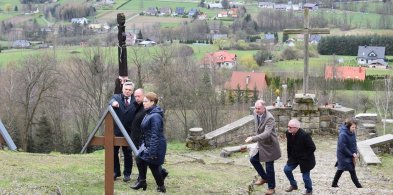 Samorządowcy odwiedzili cmentarz na Pustkach w Łużnej-22463