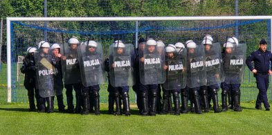 Policjanci z tarczami i pałkami opanowali stadion w Bieczu - co tam się działo?-23134