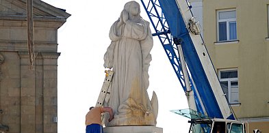 Figura Maryi Niepokalanej na swoim miejscu. Od dziś spogląda na Rynek [FOTO]-23393