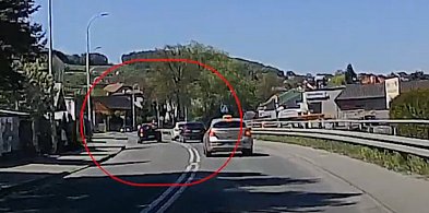 Gorlice. Wyprzedzał na przejściu, prawie potrącił pieszego! Zobacz nagranie wideo!-33512