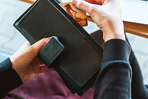 Emeryci coraz częściej rezygnują z gotówki. Wiemy, dlaczego-33567