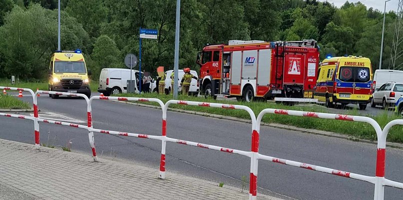 Groźne zderzenie samochodów na DK28 przy Jarmarku Pogórzańskim  - 33722