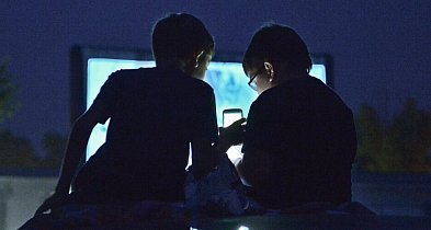 Często korzystanie ze smartfonów w obecności dzieci może zaburzać ich rozwój-33792