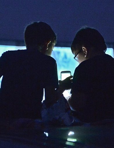 Często korzystanie ze smartfonów w obecności dzieci może zaburzać ich rozwój-33792