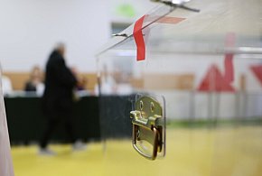 Seniorka zmarła w lokalu wyborczym w Szczecinie, na czas akcji ratunkowej przerwan-33996