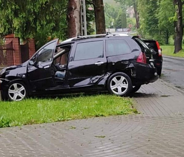 Jechał po pijaku i zderzył się z innym pojazdem. Nieoficjalnie: chodzi o księdza-34339