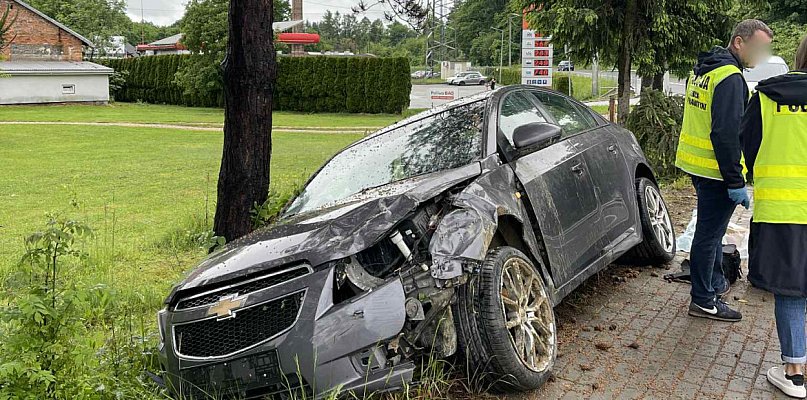 Auto bez tablic porzucone przy drodze! Policja szuka kierowcy [FOTO] - 34438