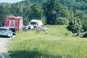 Wypadek na skrzyżowaniu Ropa–Łosie. Na miejsce skierowano służby ratunkowe-34493