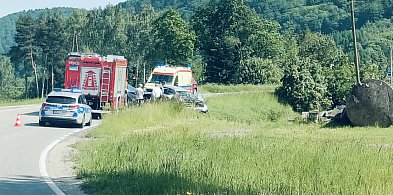 Wypadek na skrzyżowaniu Ropa–Łosie. Na miejsce skierowano służby ratunkowe-34493