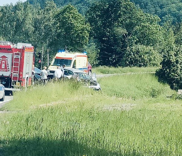 Wypadek na skrzyżowaniu Ropa–Łosie. Na miejsce skierowano służby ratunkowe-34493