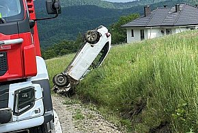 Samochód wypadł z drogi i dachował. Trwa akcja służb [FOTO]-34569