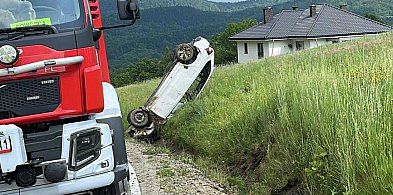 Samochód wypadł z drogi i dachował. Trwa akcja służb [FOTO]-34569