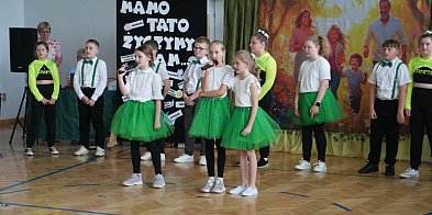 Dzieci z Sękowej zaprezentowały piękne występy z okazji-34554