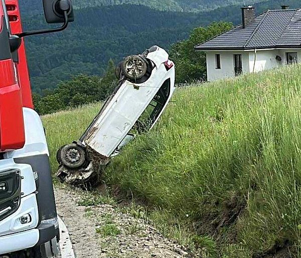 Samochód wypadł z drogi i dachował. Trwa akcja służb [FOTO]-34569