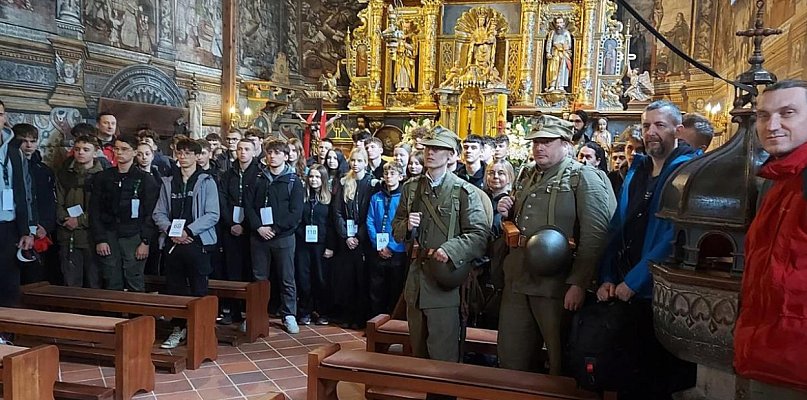 Uczniowie w terenie – poznali miejsca, gdzie działali Cichociemni [FOTO] - 34546