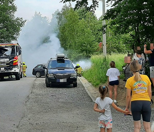 Pożar samochodu na Łysuli. Zagrożone były inne pojazdy [FOTO]-34586