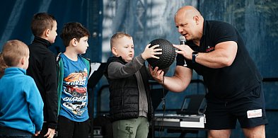 Strongman Tomasz Kowal i parasole przeciwdeszczowe na Festynie u Jadwigi [FOTO]-34597