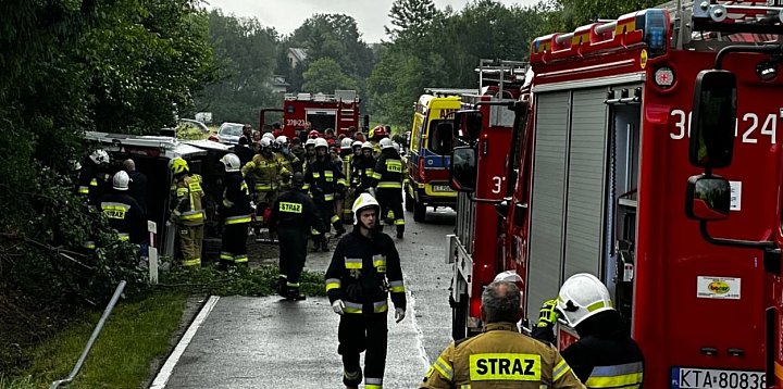 Rzepiennik Suchy. Autokar z młodzieżą wypadł z drogi, 6-34592