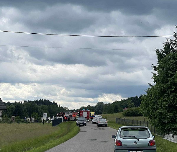 Pagorzyna. Dziecko utknęło w szczelinie między ogrodzeniem a bramą-34684
