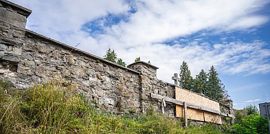 Zabytkowy mur cmentarza walił się na oczach mieszkańców! Rusza remont! -34688