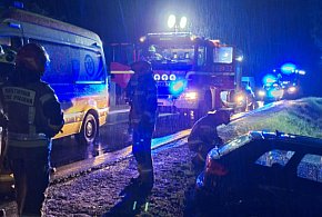 Wypadek na drodze wojewódzkiej w Łużnej, są poszkodowani [FOTO]-35001