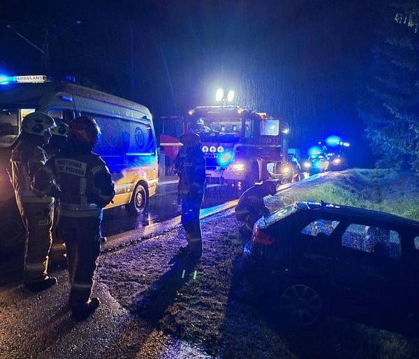 Wypadek na drodze wojewódzkiej w Łużnej, są poszkodowani [FOTO]-35001