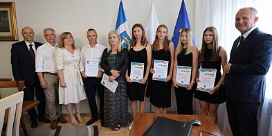 Gmina Gorlice nagradza zdolnych uczniów szkół podstawow-35206