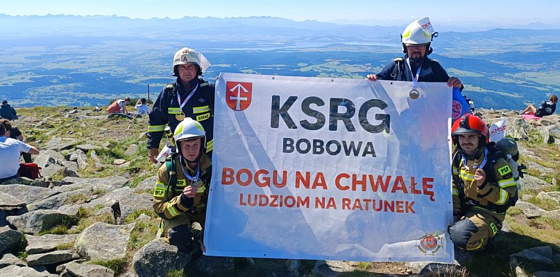 W pełnym umundurowaniu na szczyt! Bobowscy druhowie promują dawstwo szpiku! - 35385