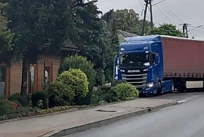 Łużna. Zderzenie samochodu osobowego z dostawczym, utrudnienia na wojewódzkiej-35451