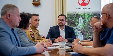 Służby zjednoczone wobec zagrożenia. Kryzysowe posiedzenie w starostwie [FOTO]-35459